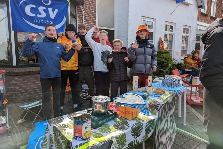 Heren C-jeugd verkoopt knakworst op Koningsdag