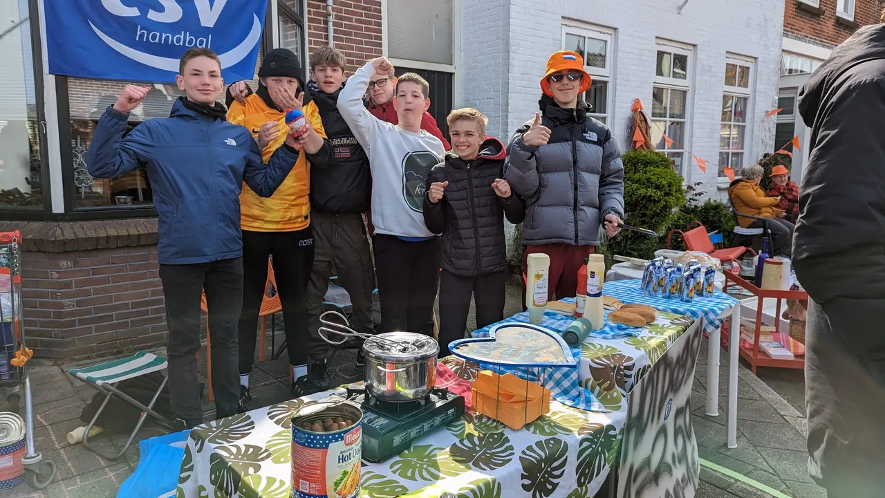 Heren C-jeugd verkoopt knakworst op Koningsdag