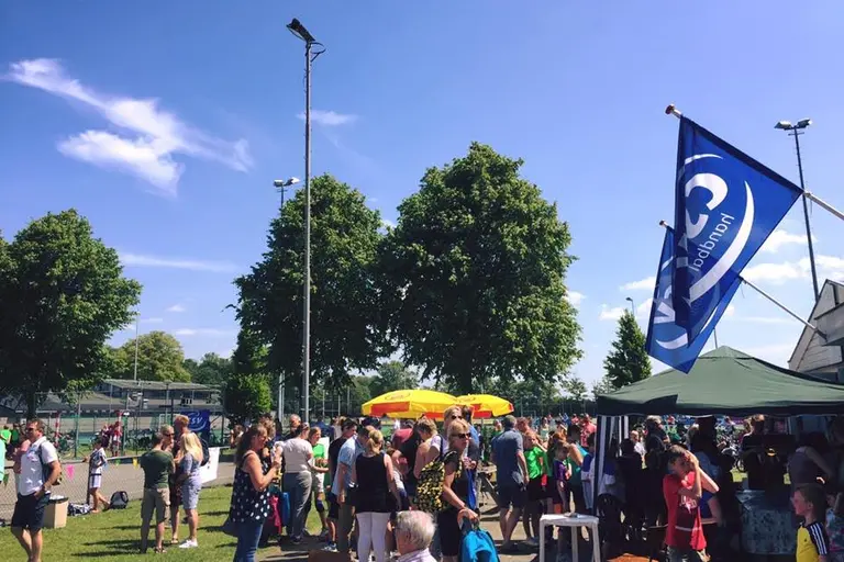 Een sfeerimpressie van een handbaltoernooi op sportpark Wouterland