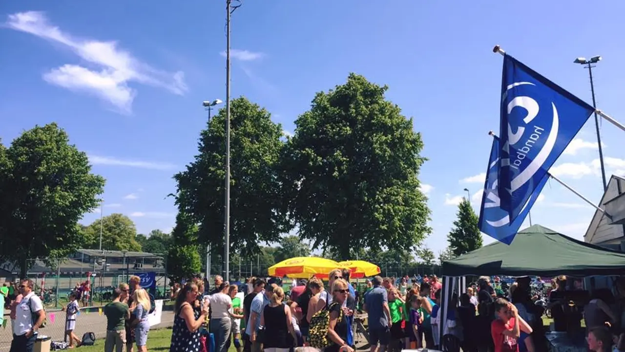 Een sfeerimpressie van een handbaltoernooi op sportpark Wouterland