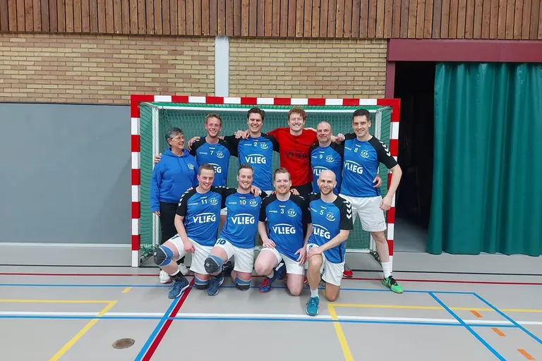 Heren 1 in de nieuwe shirts van hoofdsponsor Vlieg