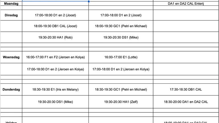 Overzichtstabel met veldtrainingstijden voor veld 1, veld 2 en Akersloot, uitgesplitst per dag.