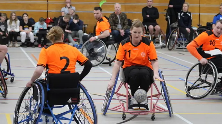 Rolstoelhandbalster van CSV in oranje shirt in duel tijdens de derby tussen CSV-1 en CSV-2.