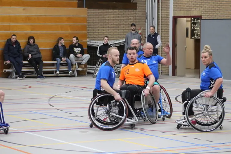CSV rolstoelhandbalteam in actie