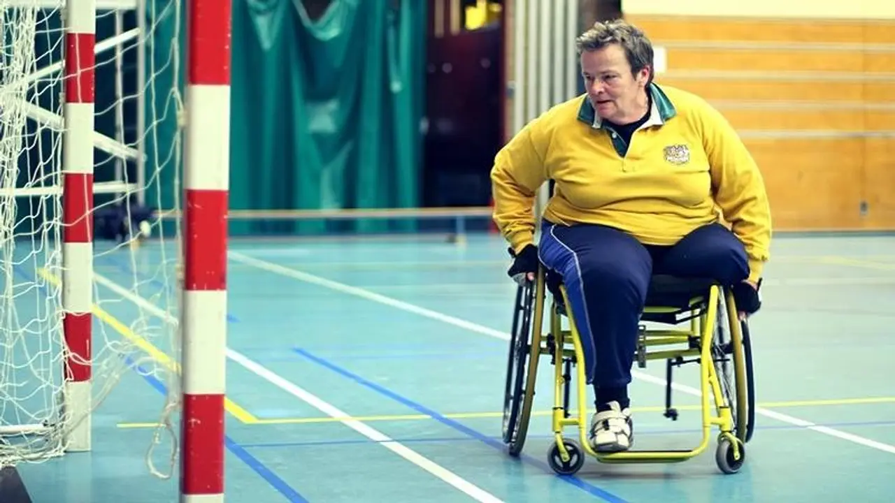 Ada Stam in een handbalrolstoel in de zaal