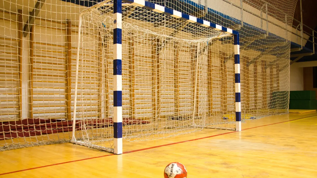Een handbal voor een leeg doel