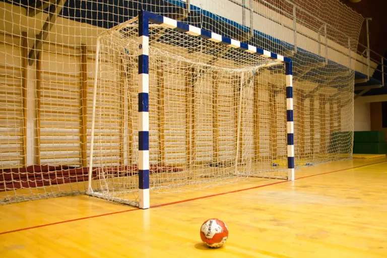 Een handbal voor een leeg doel