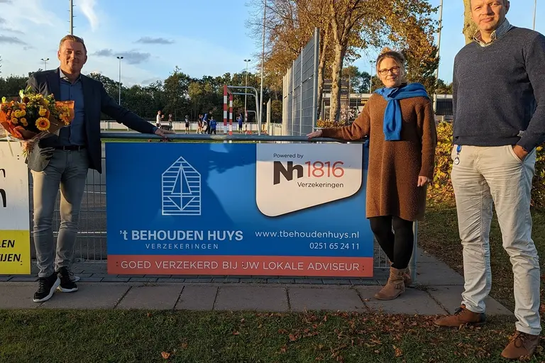 Nieuw sponsorbord op Wouterland van 't Behouden Huys en NH 1816 verzekeringen