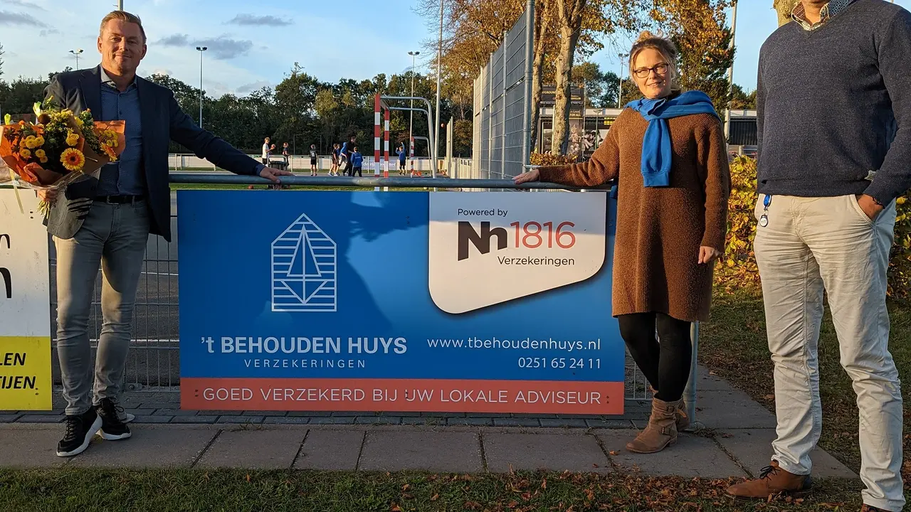 Nieuw sponsorbord op Wouterland van 't Behouden Huys en NH 1816 verzekeringen