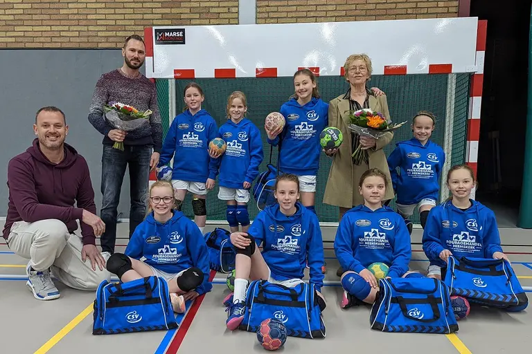 Teamfoto van de e1 met de nieuwe gesponsorde kleding en tassen.