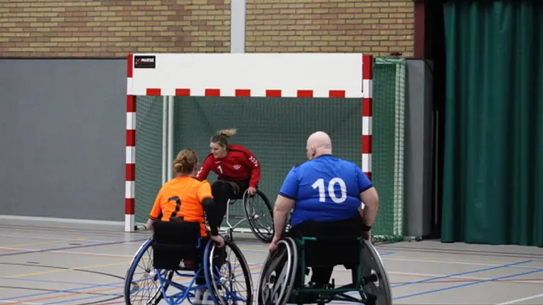Rolstoelhandbalsters van CSV bij het doel tijdens de derby tussen CSV-1 en CSV-2.